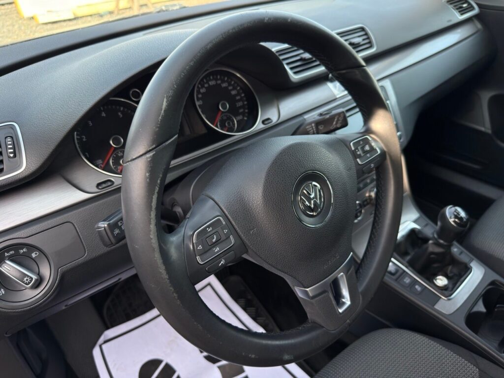 Volant a palubní deska vozu po čištění interiéru