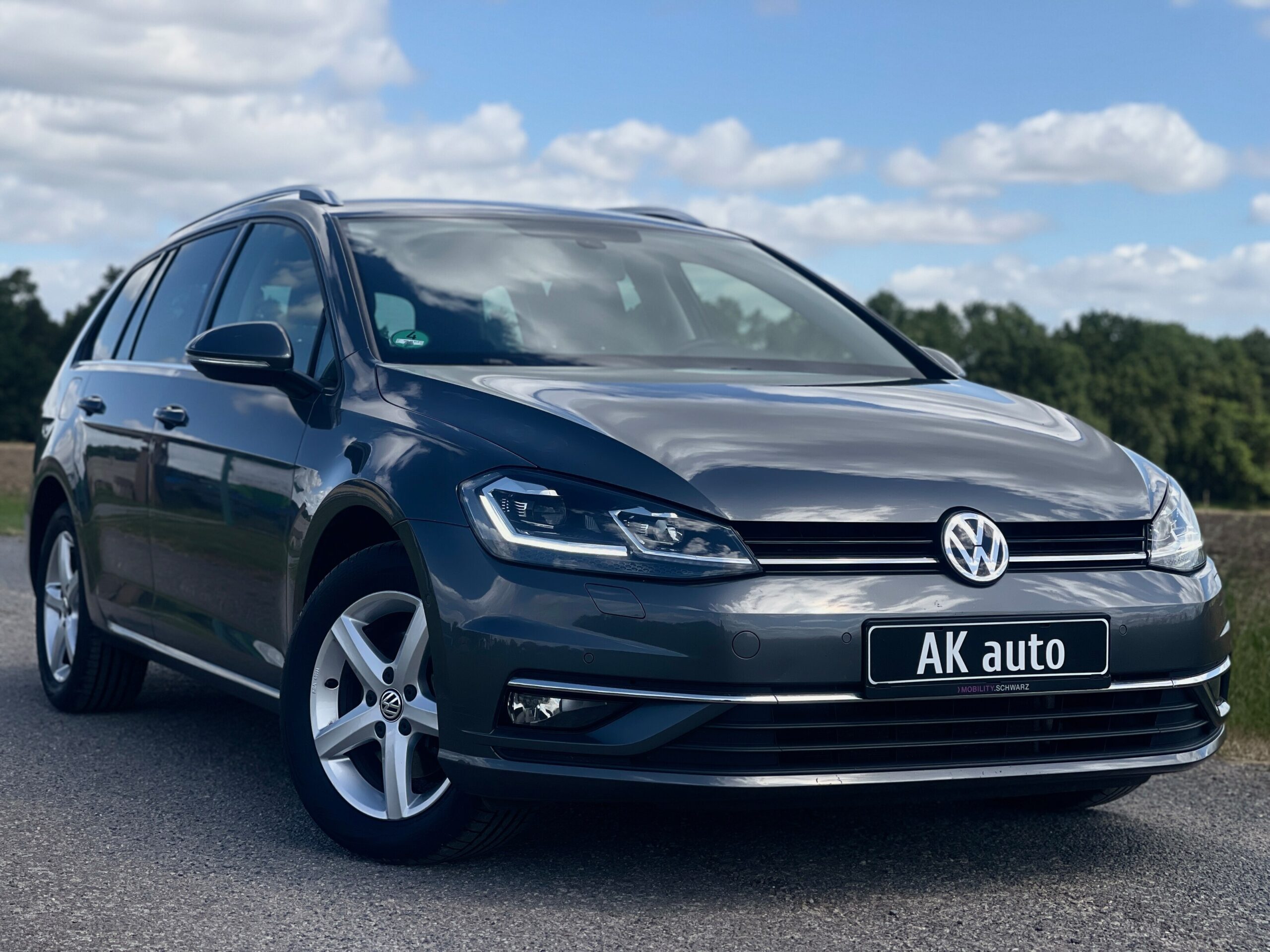 Volkswagen Golf Variant – pohled zepředu a z boku