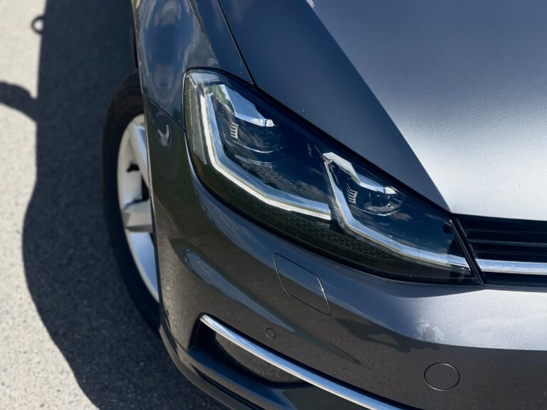Volkswagen Golf Variant – detail předního světlometu