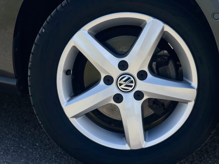 Volkswagen Golf Variant – detail kola z lehké slitiny