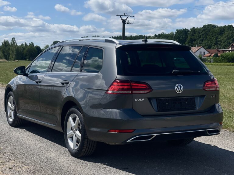 Volkswagen Golf Variant – pohled na zadní část z druhé strany