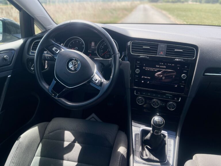 Volkswagen Golf Variant – volant a palubní deska