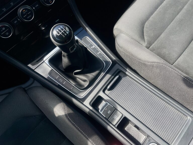 Volkswagen Golf Variant – řadicí páka manuální převodovky