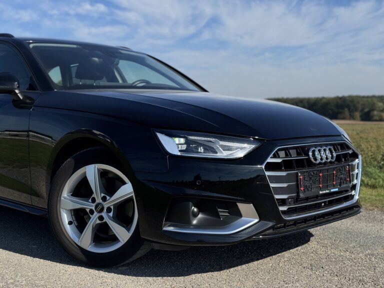 Audi A4 Avant – detail přední části a světlometu