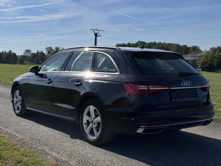 Audi A4 Avant – pohled na zadní část z druhé strany