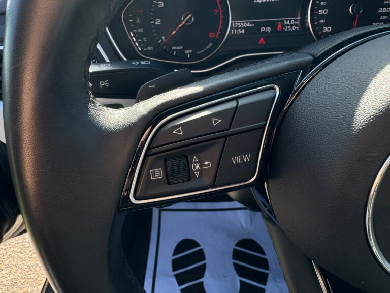 Audi A4 Avant – ovládací tlačítka na levé straně volantu