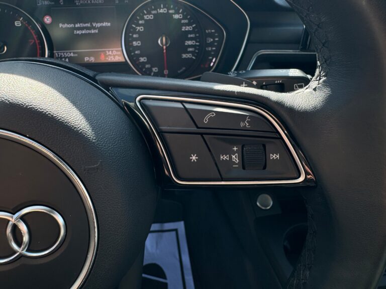 Audi A4 Avant – ovládací tlačítka na pravé straně volantu